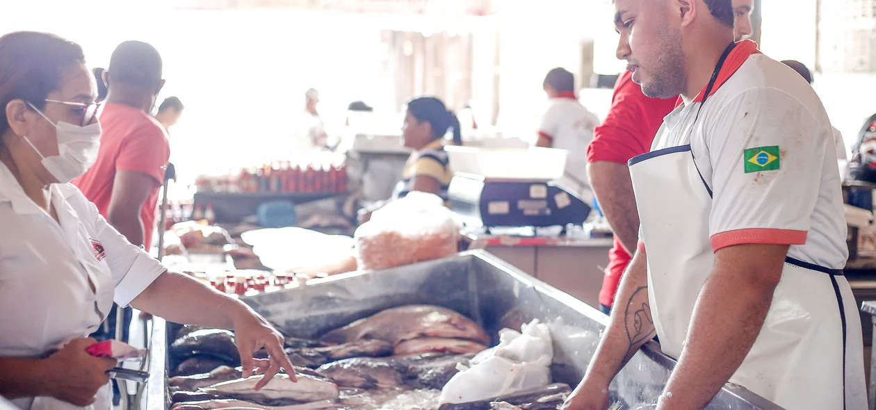 Cliente em dúvida de qual peixe levar  