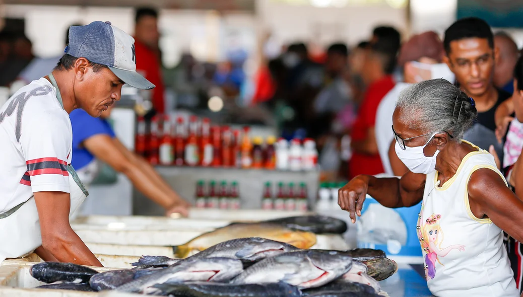 Idosa fazendo suas compras no mercado do peixe