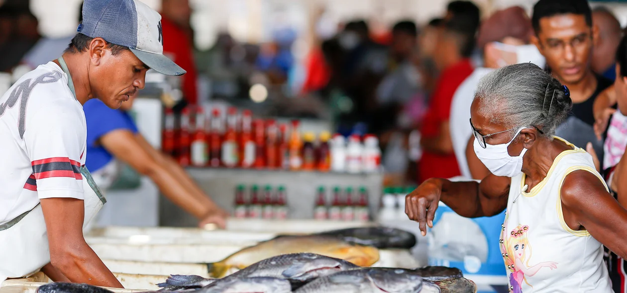Idosa fazendo suas compras no mercado do peixe