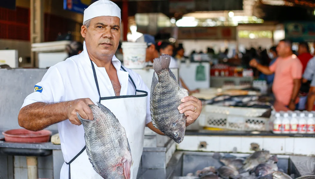 Vendedor mostrando seus produtos disponíveis para venda