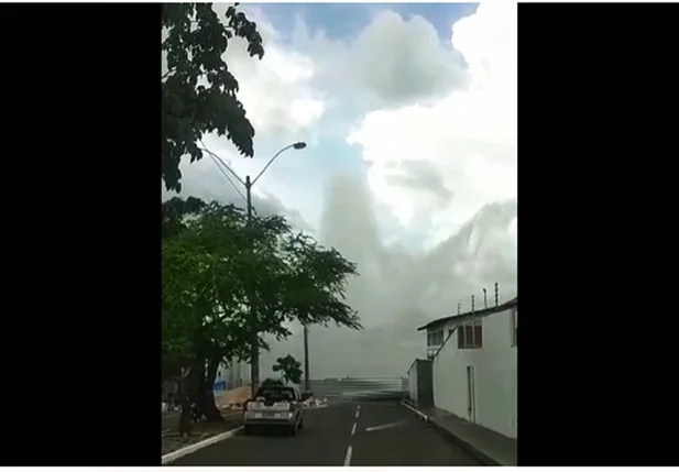 Água atingiu cerca de 40 metros de altura