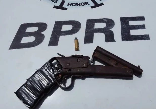Arma encontrada com o suspeito
