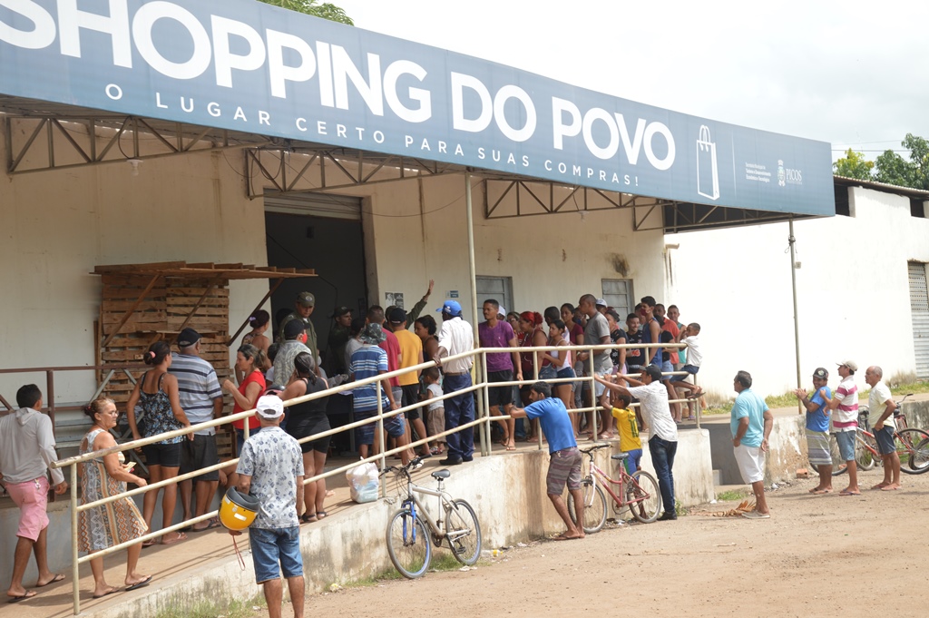 Distribuição de cestas básicas causa aglomeração em Picos