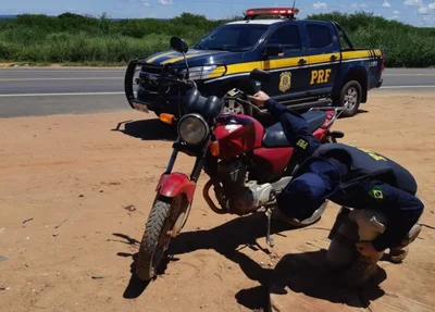 Moto com registro de roubo apreendida pela PRF