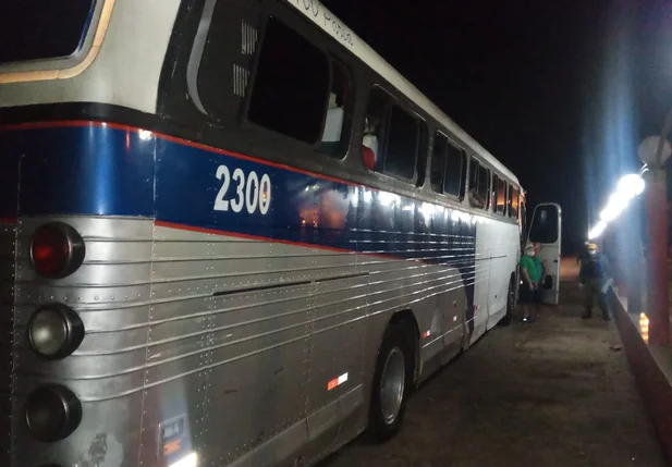 Ônibus retido em São João da Fronteira