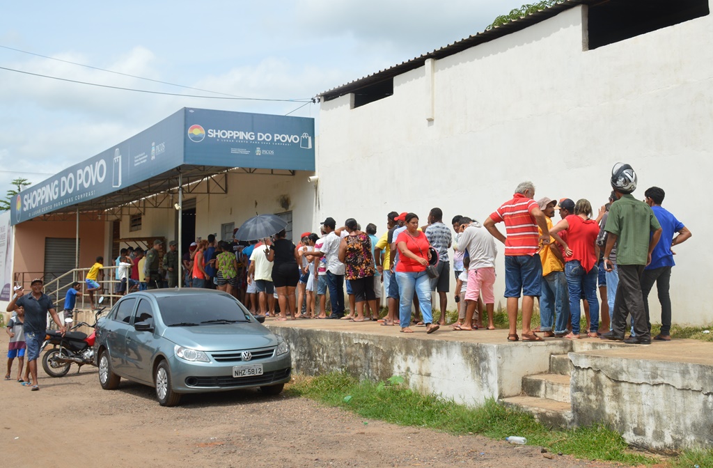 Pessoas na fila não respeitavam a distância minima