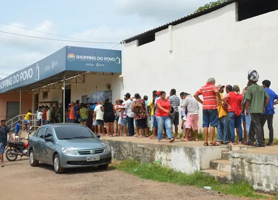 Pessoas na fila não respeitavam a distância minima
