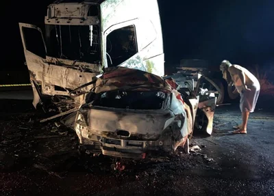 Carro ficou completamente destruído