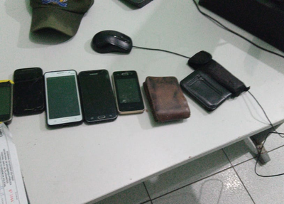 Celulares apreendidos com a dupla
