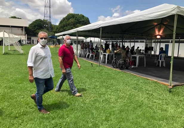 Firmino Filho visita estádio Lindolfo Monteiro