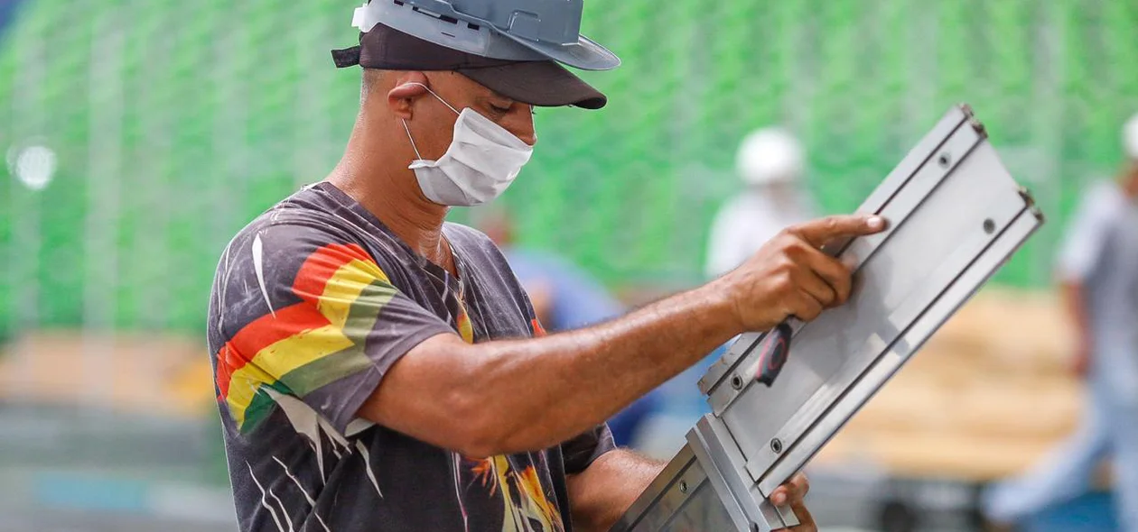 Homem trabalha na montagem do hospital de campanha no Verdão