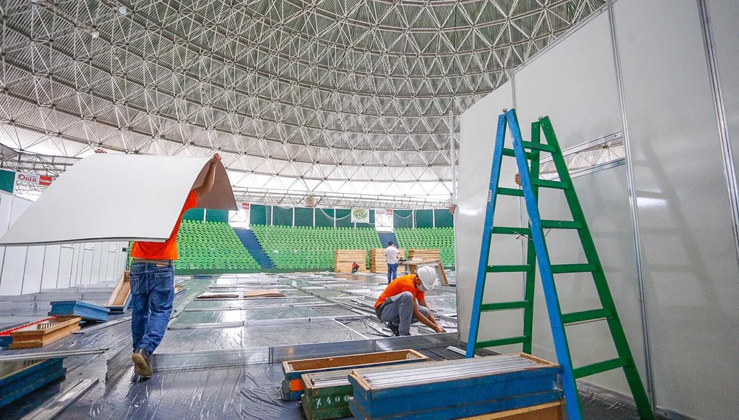 Montagem do hospital de campanha no ginásio Verdão