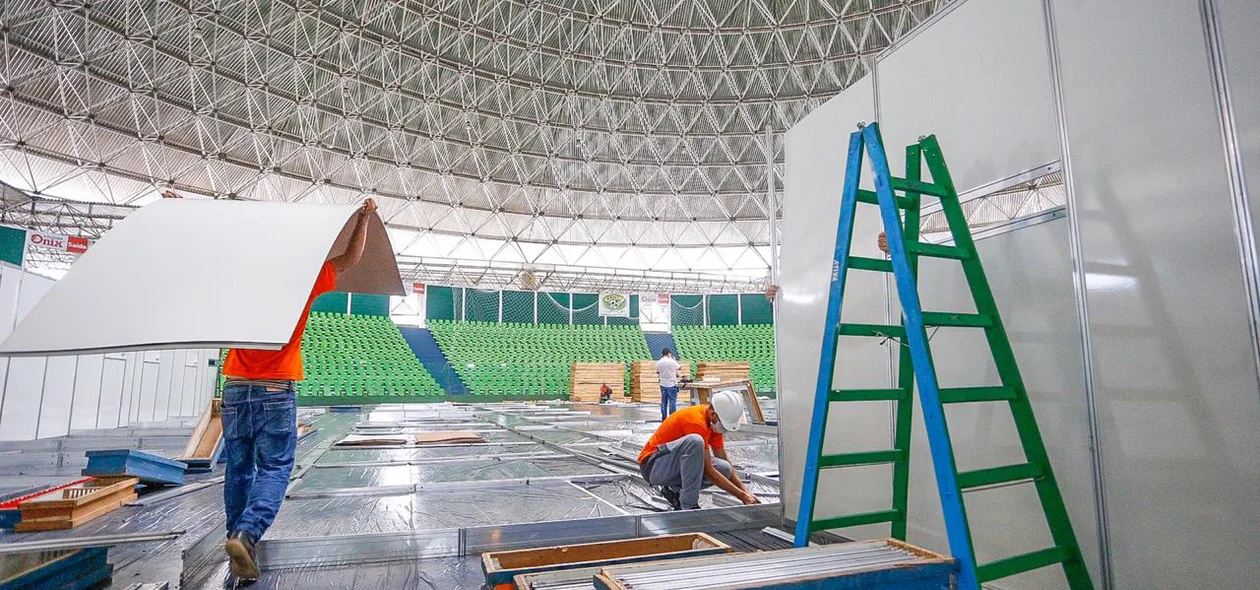 Montagem do hospital de campanha no ginásio Verdão