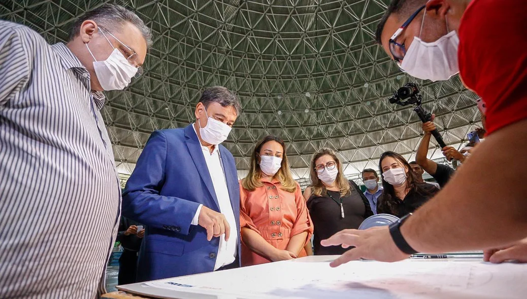 Wellington Dias acompanha montagem no hospital de campanha no Verdão