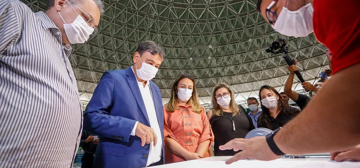 Wellington Dias acompanha montagem no hospital de campanha no Verdão