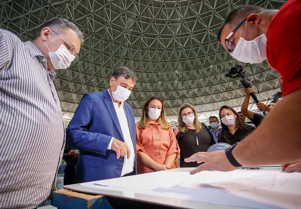 Wellington Dias acompanha montagem no hospital de campanha no Verdão