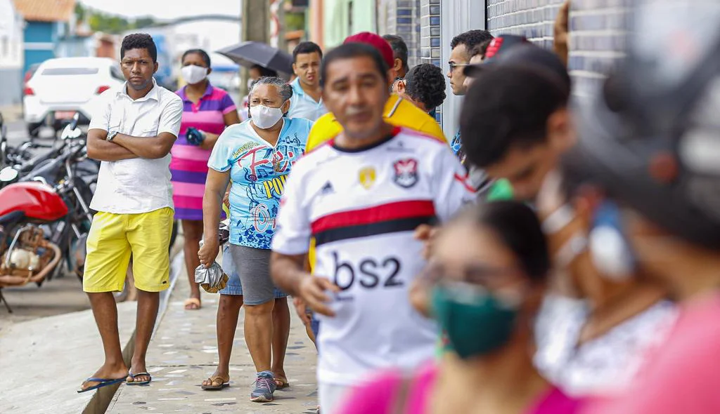 Apesar da aglomeração, na fila da lotérica muitas pessoas usam máscaras