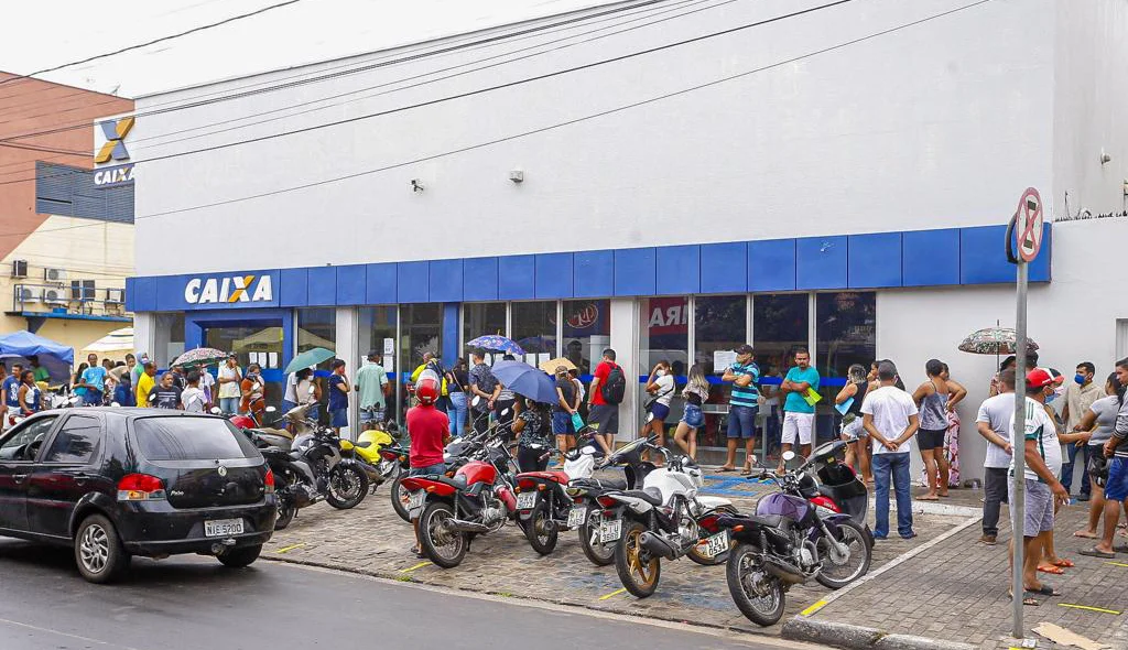 Muita gente aglomerada na Caixa Econômica Federal do bairro Dirceu