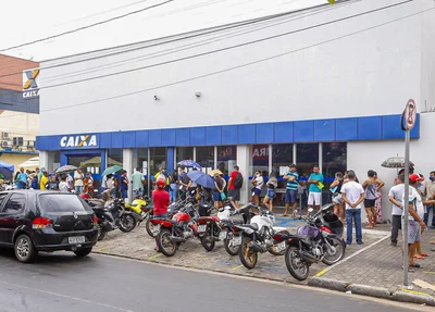 Muita gente aglomerada na Caixa Econômica Federal do bairro Dirceu