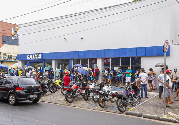 Muita gente aglomerada na Caixa Econômica Federal do bairro Dirceu