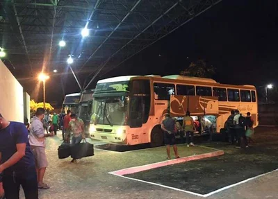 Ônibus na rodoviária de São Raimundo Nonato