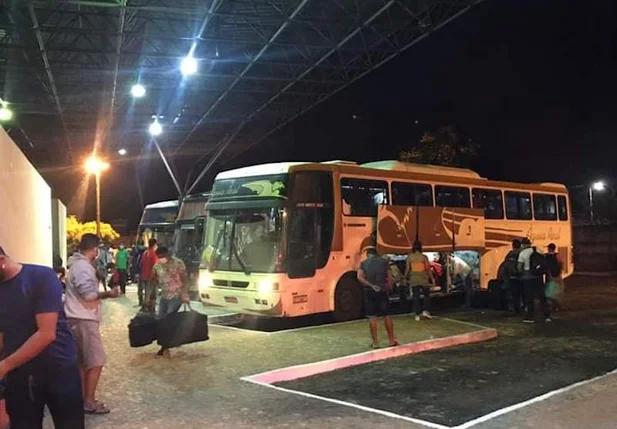 Ônibus na rodoviária de São Raimundo Nonato