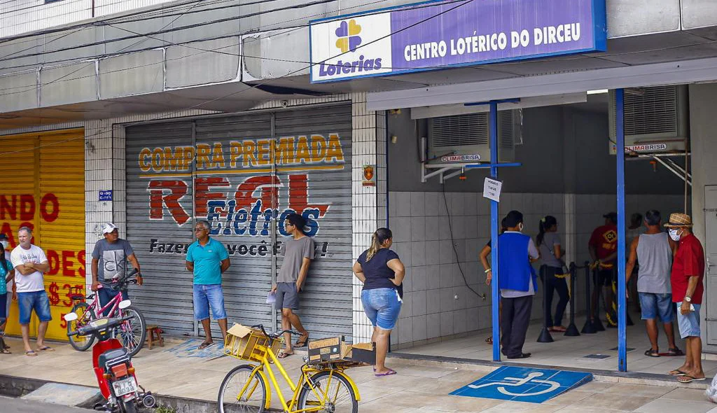 Pessoas procuram manter distância nas filas
