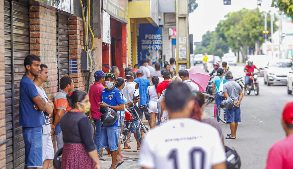 Pessoas se aglomeram em fila de banco