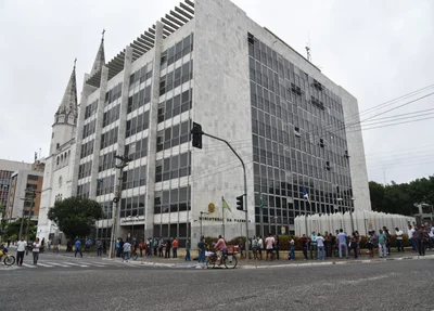 Pessoas se aglomeram na área externa da Receita Federal em Teresina