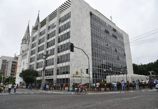 Pessoas se aglomeram na área externa da Receita Federal em Teresina
