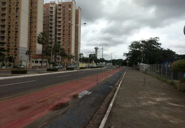 Pistas interditadas na Avenida Raul Lopes