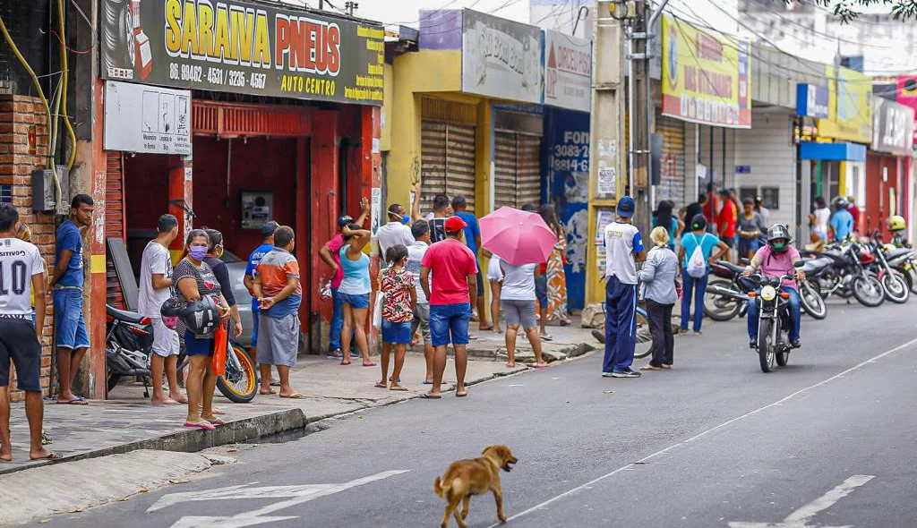 Populares aguardam atendimento nas lotéricas