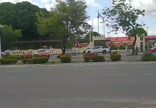 Fila de veículos na Frei Serafim