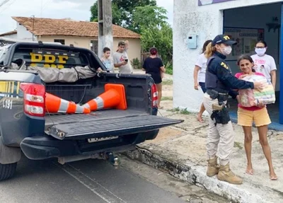 PRF faz entrega de cestas básicas em Parnaíba