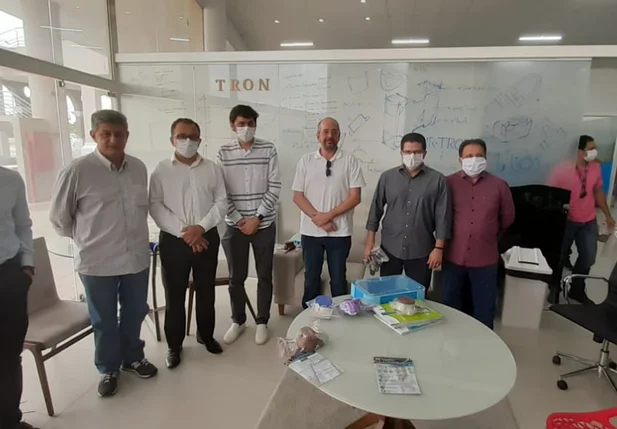 Zé Filho visita laboratório de produção das máscaras em Parnaíba
