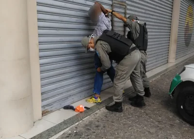 Polícia Militar realizando abordagem ao acusado