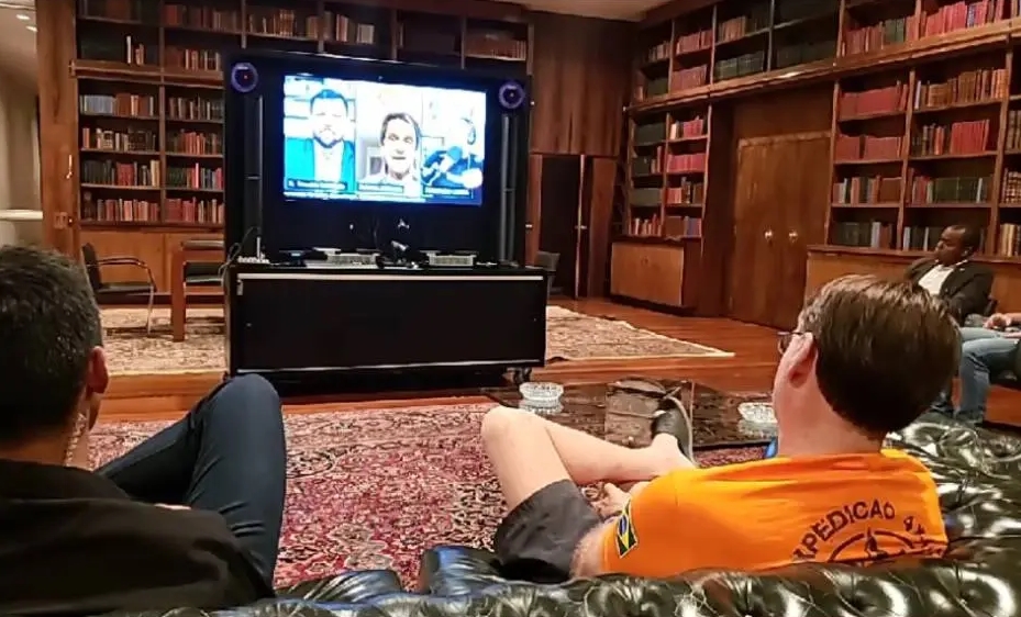 O presidente Jair Bolsonaro fez transmissão ao vivo nas redes sociais enquanto assistia entrevista do ex-deputado Roberto Jefferson