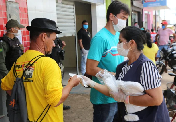 Prefeitura de Altos inicia distribuição de máscaras à população   