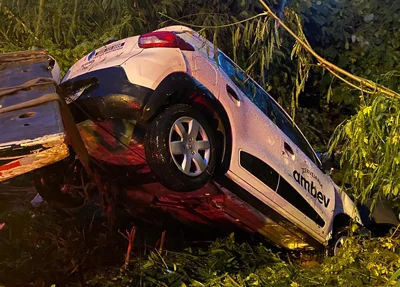 Veículo arrastado durante a chuva na zona leste de Teresina