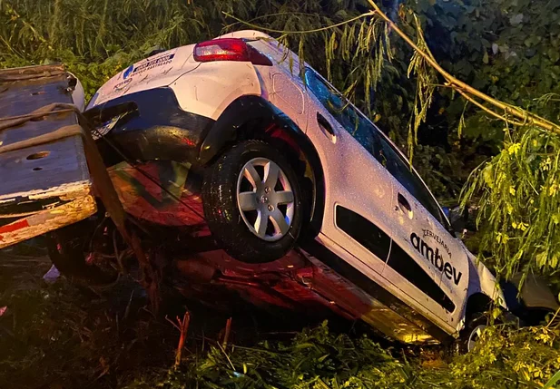 Veículo arrastado durante a chuva na zona leste de Teresina