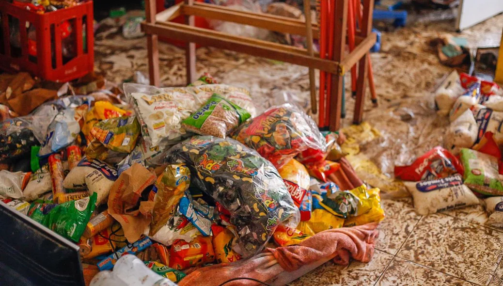 Alimentos ficaram espalhados pelo chão