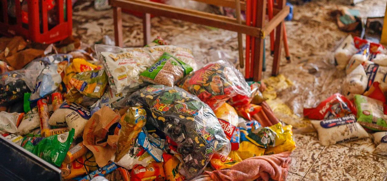 Alimentos ficaram espalhados pelo chão
