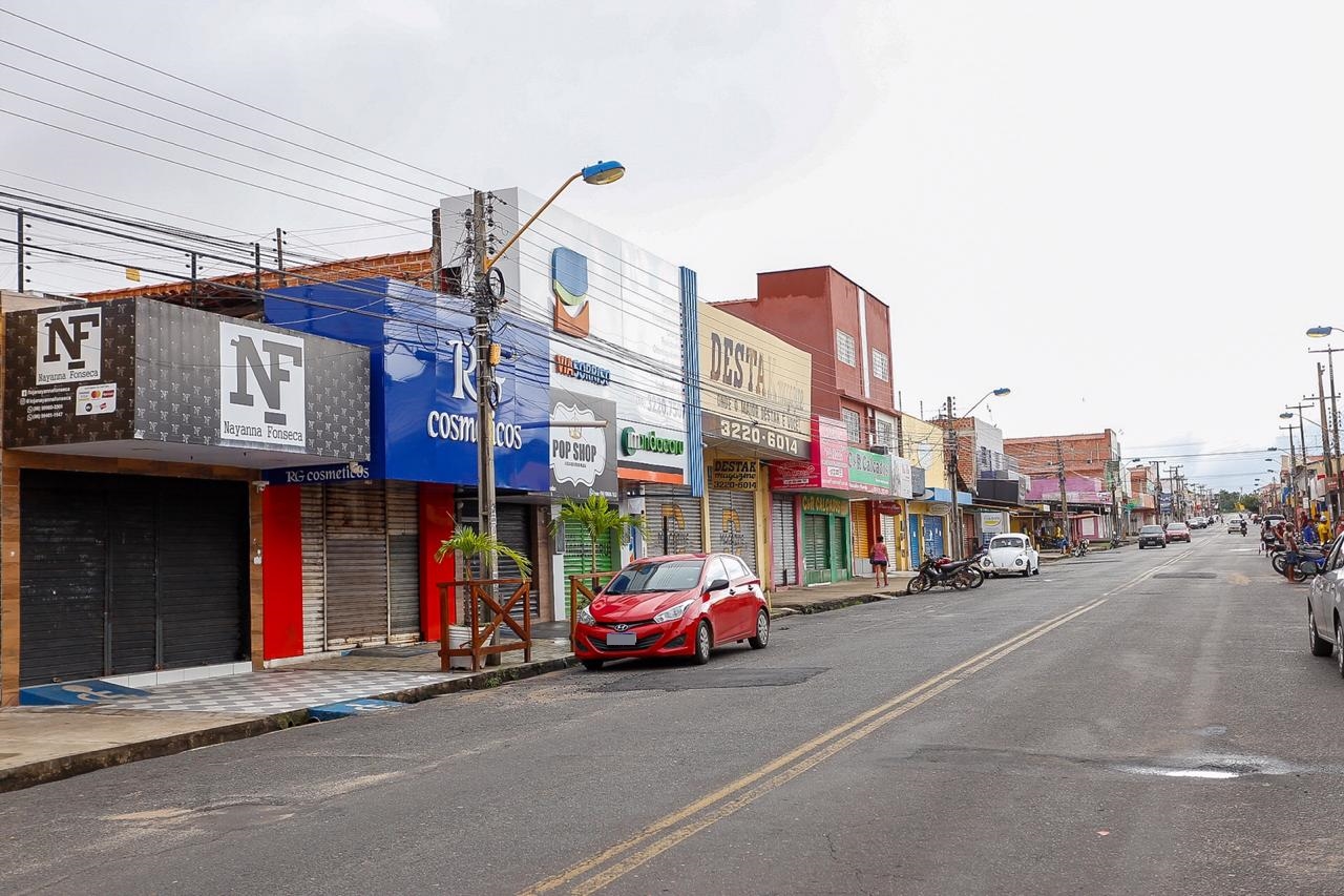 Avenida deserta no bairro Parque Piauí
