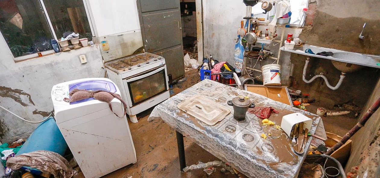 Cozinha de residência ficou destruída após forte chuva