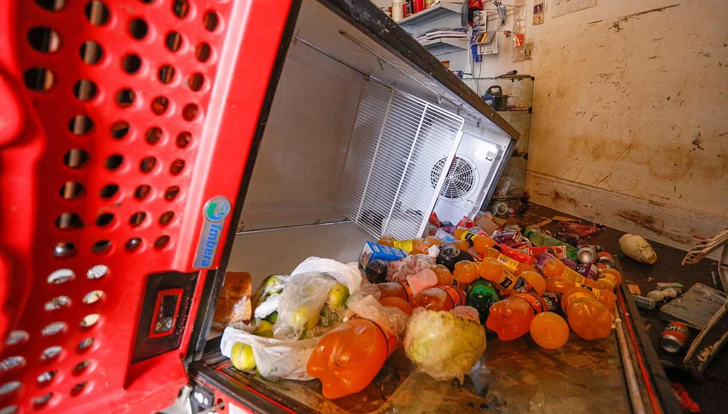 Geladeira caiu com a força da água da chuva