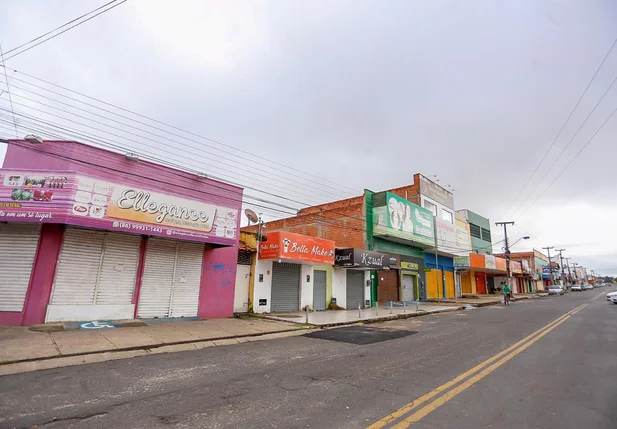 Lojas fechadas na avenida principal do Parque Piauí