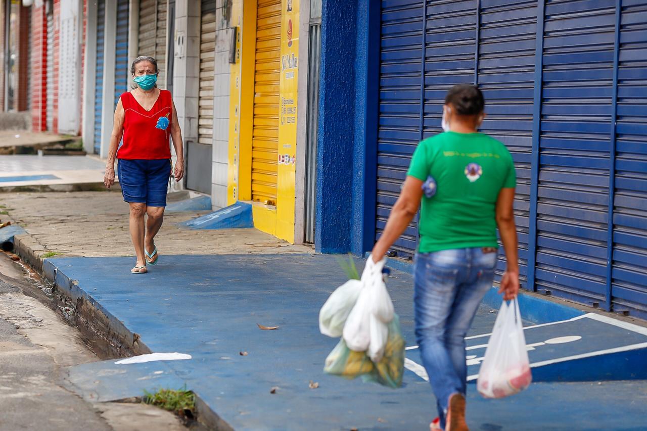 Moradoras andam de máscara pelas ruas do Parque Piauí