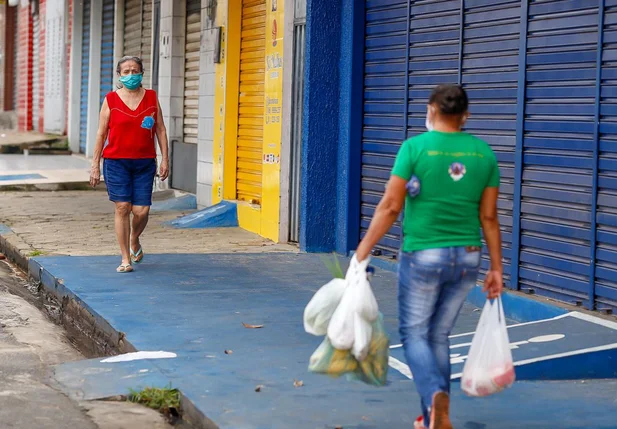 Moradoras andam de máscara pelas ruas do Parque Piauí