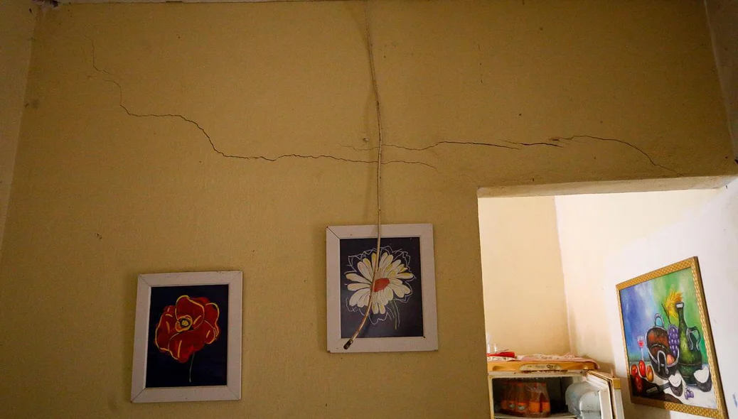 Parede de residência rachada após forte chuva