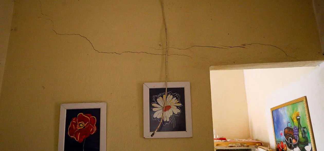 Parede de residência rachada após forte chuva